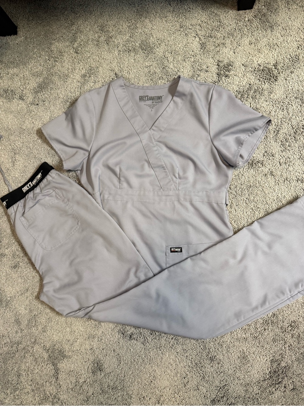 Grey's Anatomy Women's Light Gray Scrub Top & Jogger Pants Set sml/sml-tall
